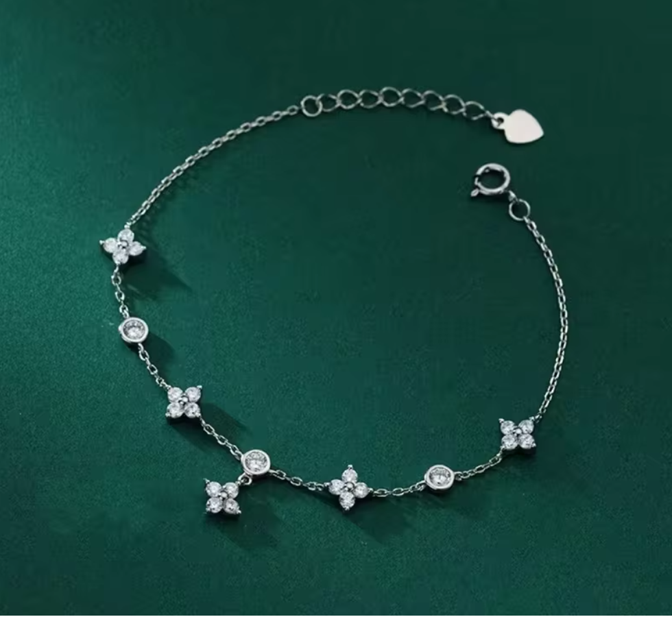 Voss Clover Moissanite Bracelet